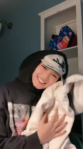 orangnya gak ada , hoodienya ada , miss chuuu <3