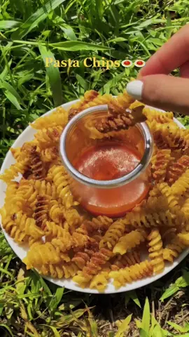 pasta chips🍝👩‍❤️‍💋‍👩 #pastachips #pastachipsrecipe #trend #cooking #fyp #foryoupage #pastatiktok #food #EasyRecipe