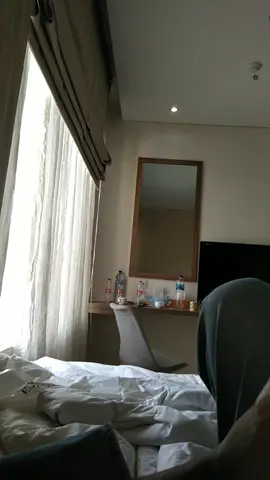 nyantai di kamar hotel
