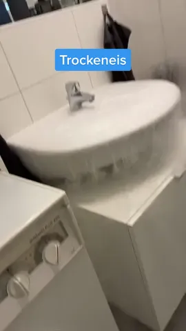 Mein ganzer Boden omg 💀 Ich liebe Trockeneis 😂 Hattet ihr das schonmal? 🧊[lnsta: itzjul] #trockeneis