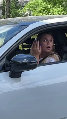 Elle a cassé la voiture 🙁🤣