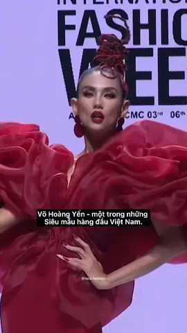 Những màn đá váy đi vào huyền thoại của Võ Hoàng Yến. #SummerBeauty #vohoangyen #vohoangyencatwalk #catwalk #supermodelvietnam #topmodel #nguoimau