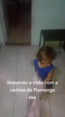 limpando o chão com a camisa do Flamengo kkk