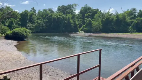 บรรยากาศ แม่น้ำแควใหญ่จังหวัดกาญจนบุรีในช่วงวันอาทิตย์จะปล่อยน้ำช้าทำให้น้ำบริเวณนี้แห้งเป็นบางแห่ง ให้ความสวยงามอีกแบบนึง👍🏻😊😊❤️ #รักเมืองกาญ