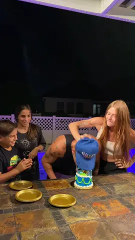 Tava tudo lindo, até a Flavia socar a minha cabeça no bolo kkkkk enfim PARABÉNS PRA MIM 🎂🙂 23zouuu