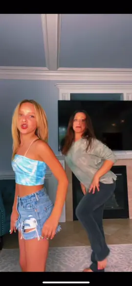 #BTS of BOOM dance challenge with my mom got to my page @lillybketchman to see the results!! AND FOLLOW MEEEE!! 💥😄