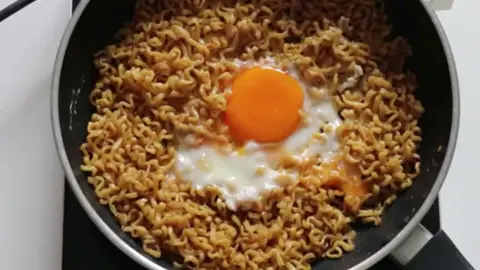 Pancit Canton / Gawing special at e level up ang sarap ng luckyme pancit canton #Pancitcanton #Pancitcantonwithegg #Foodie #Pinoyrecipe #Pinoyfood