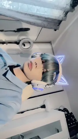 NEW HEADPHONES YEAAA (theyre from yowu :3) #fyp #foryou #fypシ #xyzbca #FerragamoLetsDance