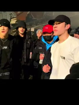 เค้าที่เพิ่งเจอกับเธอที่มาก่อน😂 โฟกัสอะไรก่อน พ่อหนุ่มผมยาวหมวกดำนั้น และผิวคยอมที่ขาวอมชมพูอีก😮‍💨😂 #yugyeom #AOMG #got7