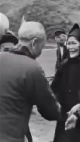 có lẽ trên thế giới không có vị Lãnh Tụ nào gần gũi với Dân với Quân như Bác Hồ, không có 1 khoảng cách nào với Nhân Dân