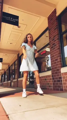 @gabbyjdavid with her sweet moves. #foryou #toronto #torockersunion #shuffle #cuttingshapes #shuffling #dance #dancing