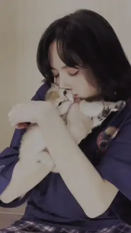 Lisa with her baby🐱✨🐾 #Lisa blackpink #lisa #cat #blackpink #lili