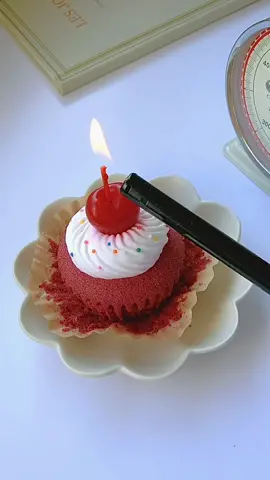マフィンキャンドル🧁 #pomcandle #candle #soycandles #bakingcandle #韓国キャンドル #インテリア #キャンドル動画 #タイムプラス #おすすめにのりたい #癒し動画 #炎 #ハンドメイド #candlemaking #おしゃれ #夏スイーツ