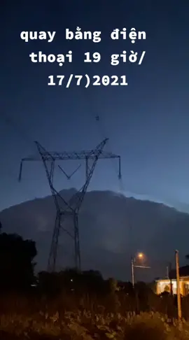 hiện tượng gì đây trời không mưa không gió mà lại có đám mây cứ sấm chớp liên tục như thế này là sao nhỡ