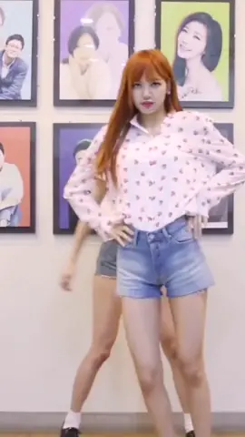 chaelisa's mosquito dance 😆💕#LISA #ROSÉ