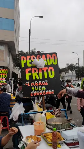 #Pescadofritocaliente# #comidaperuana# #ambulante# #ingenioperuano# #riquisimo# #centrodelima# #pierola#