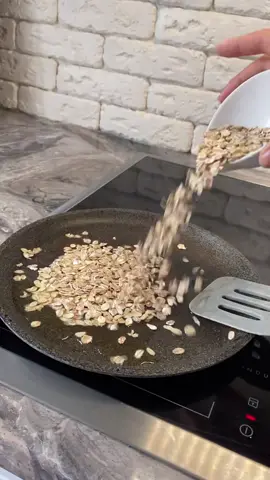 Не покупай дорогущую гранолу, сделай ее сам! 🔥 #граноларецепт  на сковороде. Оч просто делать и оч круто получается! #кулинарныйфандом #рек