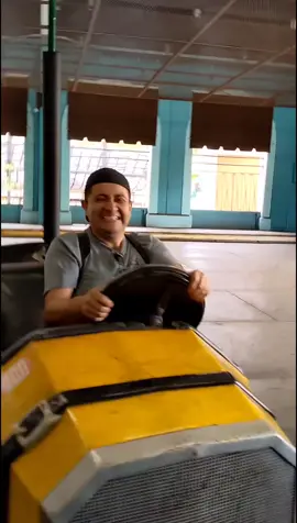 cuando juego carros chocones con mi familia. #carros #chocones #sixflags #familia