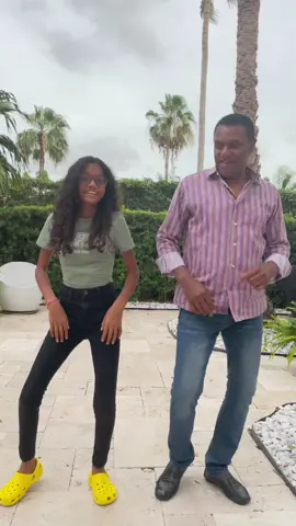 Bailando con mi #princesa Talissa el #bartenderchallenge , siempre disfruto de la compañía de mi #hija #josealbertoelcanario #lilupink #lilupinkk