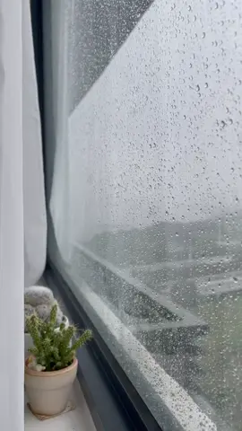 Cảm giác thật tuyệt khi bạn ở nhà, nằm nghe bản nhạc yêu thích và ngắm những hạt mưa rơi bên cửa sổ 🌨