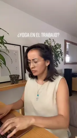 ¿Yoga en el trabajo? Si, también es posible. Date un minuto. #yoga #respiracionconsciente #yogalover