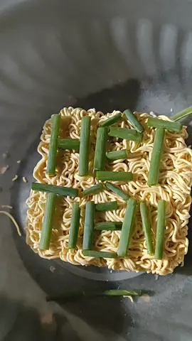 Chẳng biết nói gì . Do gói mỳ bé quá hay do đói run tay mà mãi ko xong#cuocsong #côngnhân #xanha #mìtôm #hếttiền  #ănngon