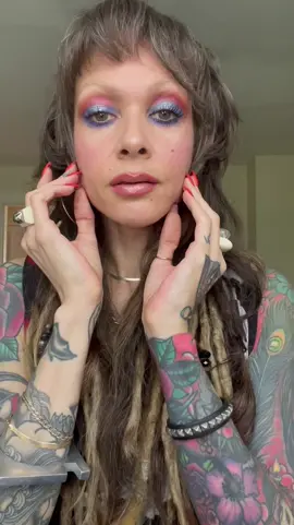 Quick Halo Eye. Chaos & @urbandecaycosmetics Highlight @pradosbeauty Electric @juviasplace #beautyover40 #quickmakeup #quickmakeuptutorial