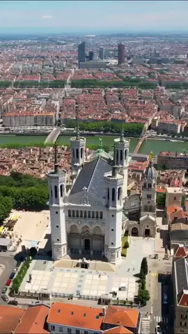 La Basilique Notre Dame de Fourvière in Lyon, France ⛪️🇫🇷 #lyon#france#frankreich#europe#dji#dronevideo#viral#travel#reisen#wanderlust#worldwalkerz