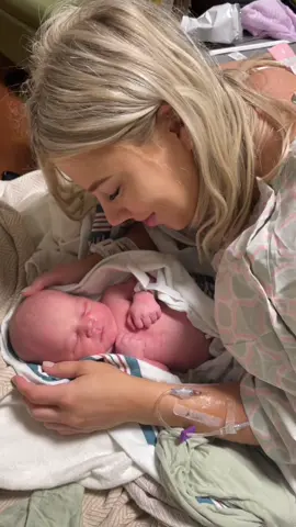 IT’S A…. 💗💙  #birth #laboranddelivery  #genderreveal