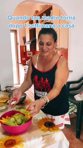 Ed io dovrei anda a convivere senza questo trattamento?😂 #maaaèvalè #varo #coppia #mamma #mammaefiglio #cucina @angelaalviti