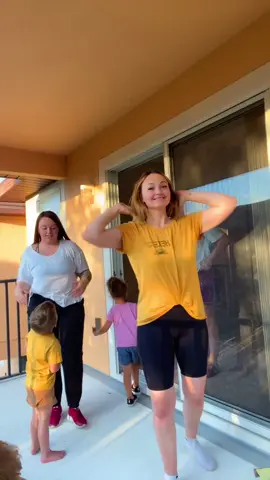 TAKE ME BACK TO FLORIDA W MY BEST FRIEND 🥺 @rayvennnhambyyy lmao and @allisonhitchcock75 getting it 😅