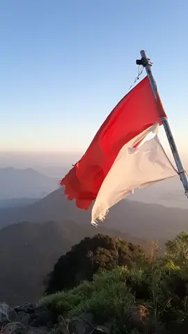 Berkibarlah Bendera ku. #gunungparang #purwakarta #indonesia #jawabarat #pendakiindonesia #pendaki #pendakigunung  #benderaindonesia #fyp