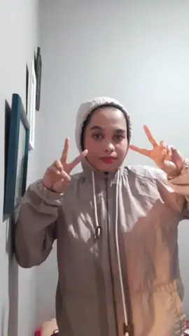 bukunya pake buku tahunan btw wkwkwkwk