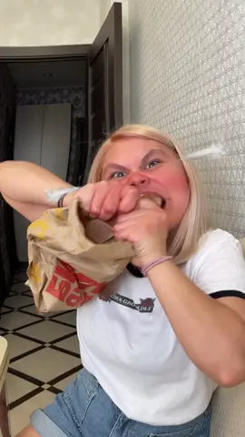 Что было в пакете ? 😂 Гамбургер 🍔 или картофель фри 🍟 ? #challenge #trend