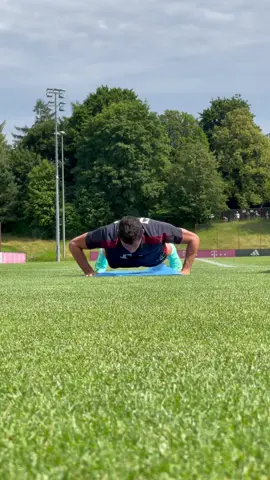 💪 How many push-ups do we think @_rl9 could do? 👀 #MiaSanMia #FCBayern #packmas #FYP #workout #lewandowski