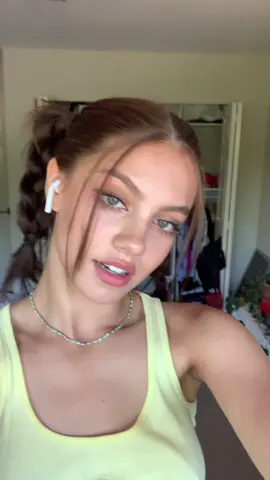 the hair tie in back lol