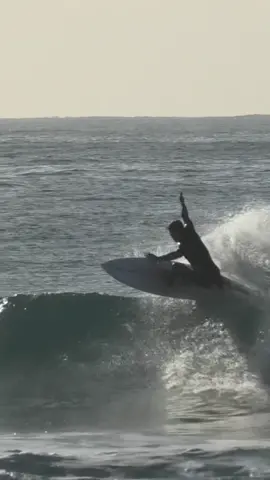 Keeping it on rail ⚡️ #satisfying #dream #surf #fyp #travel #surfer #pickafriend #foryourpage #surfingvibe #surftiktok #surferboys #surferboyvibes