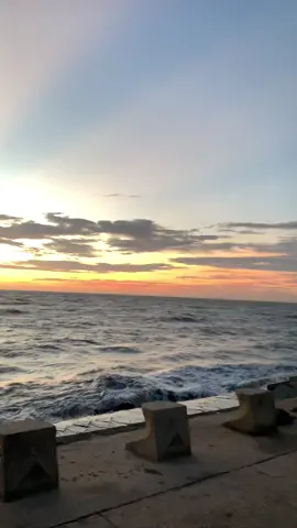 Ngừng khóc về những gì đã xảy ra, Hãy bắt đầu mỉm cười với những gì bạn có thể. 🥰