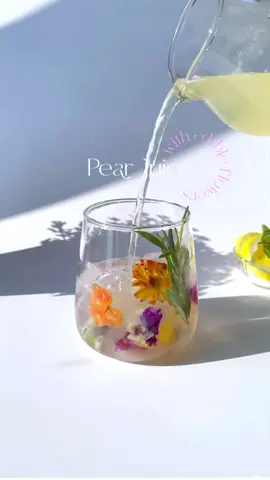 Edible flowers pear juice #edibleflowers #juice #drinksoftiktok #aesthetic #aestheticvideos #homecafe #homecafevideo #홈카페 #홈카페영상 #viral #fy #fypシ