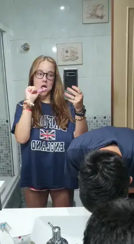 limpiándome los dientes con la guarra esta