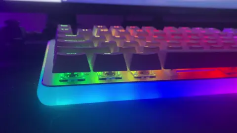 Night mode 🥶 #fyp #fypシ #keyboard #mechanicalkeyboard #royalkludge #GamingSetup #GamingOnTikTok #malaysiantiktok #tiktokmalaysia #gaminglife