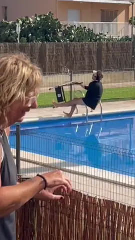 La abuela en la piscina🚸👵🏻