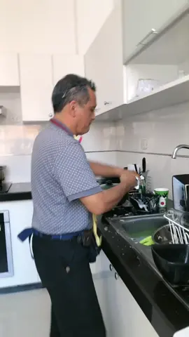 Cuando me toca lavar los platos mi papá lo hace por mi 😂😂 #papa #lavandotrastes #tiktok #fyp