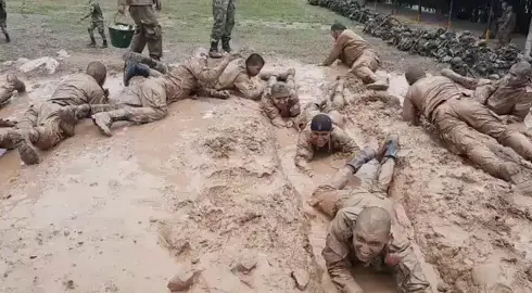 que el entrenamiento sea tan fuerte💪 para que la guerra paresca un descanso🥴#infanteria #diosypatria🕇💚 #ejercitodecolombia #militaresdeco