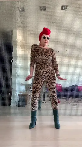 Бабуля прекрасно танцует😅😂#реки #рек #fan_instasamki_vpos #on #рекомендации #or #мюзикли #fup #мюзикли