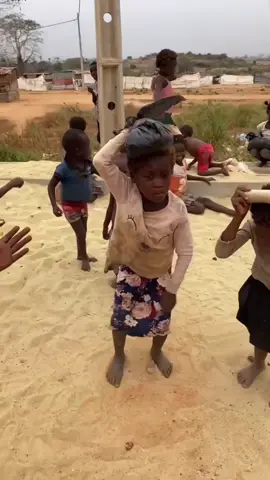 Felicidade da simplicidade. A pureza e alegria das crianças. #angola #luanda #tiktokangola #alegria #africa