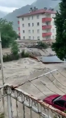 A group of citizens are stranded on a roof during Mega floods in Kastamonu/Bozkurt, Turkey. August 11th, 2021! #floods  #turkeyfloods #news #rescue