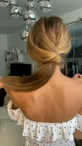 Easy ponytail✨#hairtutorials #hairstyles #hairinspiration #hairhacks #hairtok #hairstylist #hairinspo #hairideas #ponytail #summerhair