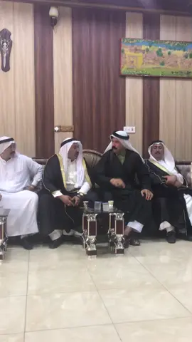 الشيخ حسن الجار شيخ عشيره السالم العجل في مضيف الشيخ محمود عبيد الطابور ابو سعدالله