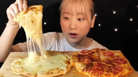 YouTube見に来てね✨ #咀嚼音 #大食い #ピザ #asmr #asmrsounds #asmrvideo #asmrtiktoks #eat #eating #eatingshow #eatingsounds #mukbang #youtube #miyuasmr #food #pizza